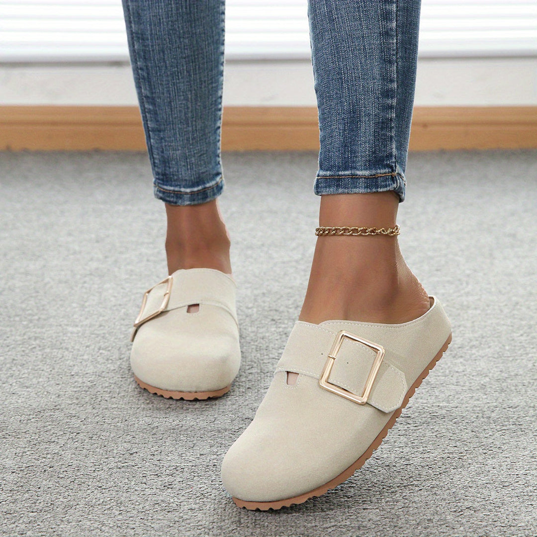 Mules da donna slip-on con fibbia, aggiungono un tocco di eleganza ad ogni outfit estivo.