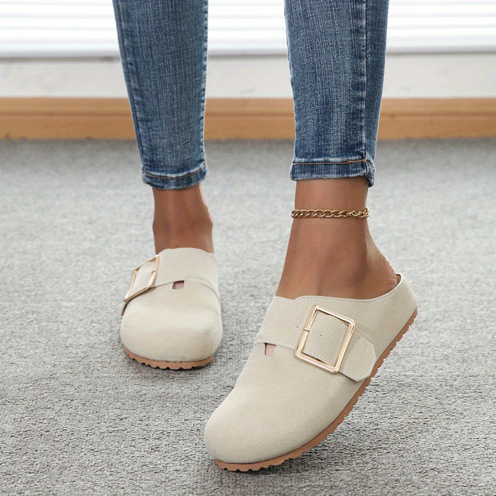 Mules da donna slip-on con fibbia, aggiungono un tocco di eleganza ad ogni outfit estivo.
