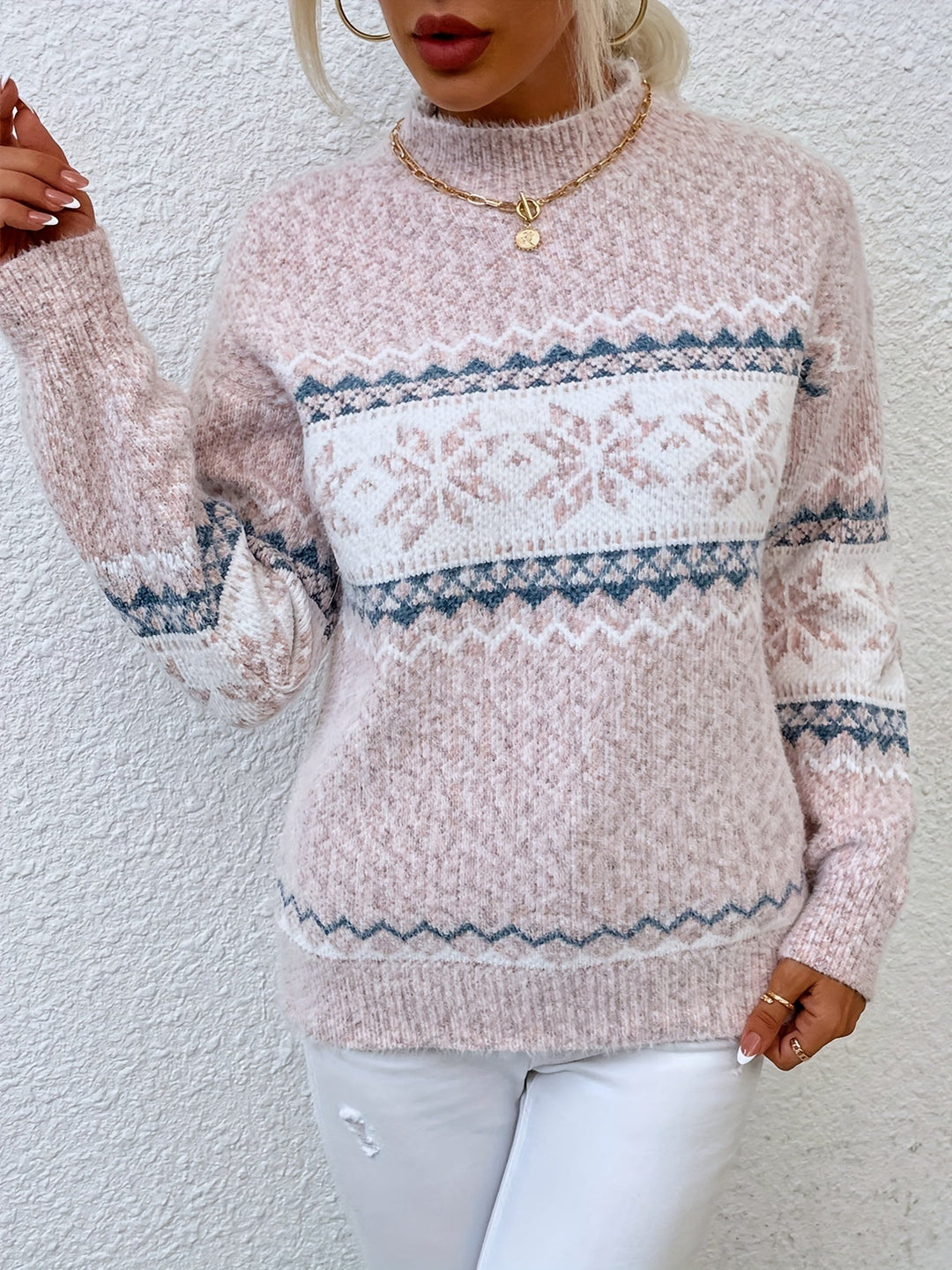 Maglia donna blu calda, collo alto con fiocchi di neve, per un comfort invernale alla moda.