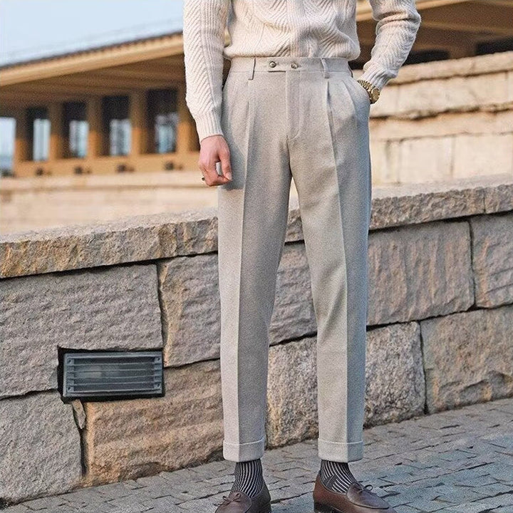 Pantaloni uomo cropped eleganti con coulisse e gamba dritta, ideali per business casual e moda autunnale versatile.