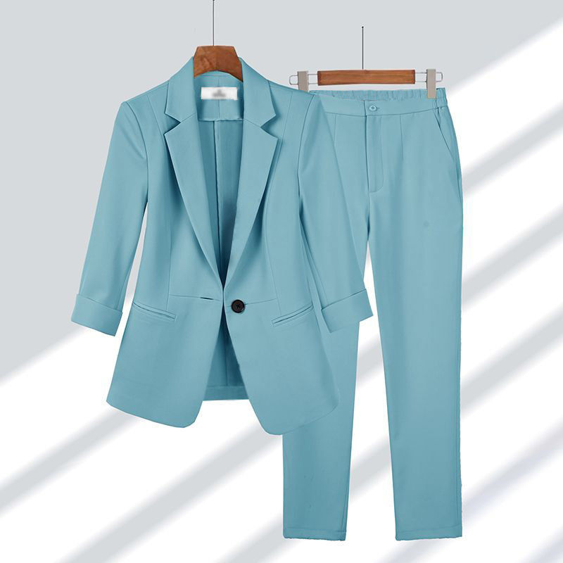 Completo aderente donna con blazer e pantaloni eleganti, perfetto per la moda primavera e autunno.