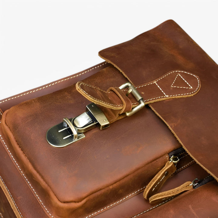 Elegante borsa da uomo in pelle marrone con patta, perfetta come portadocumenti da lavoro o ufficio.