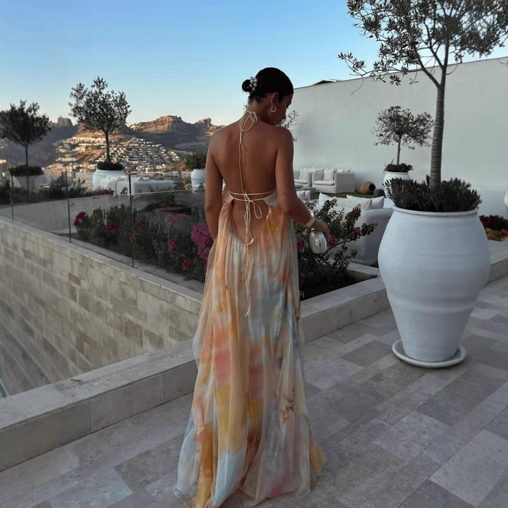 Maxi abito da donna stampato con audace collo halter e schiena scoperta. Perfetto per un look estivo chic e seducente.