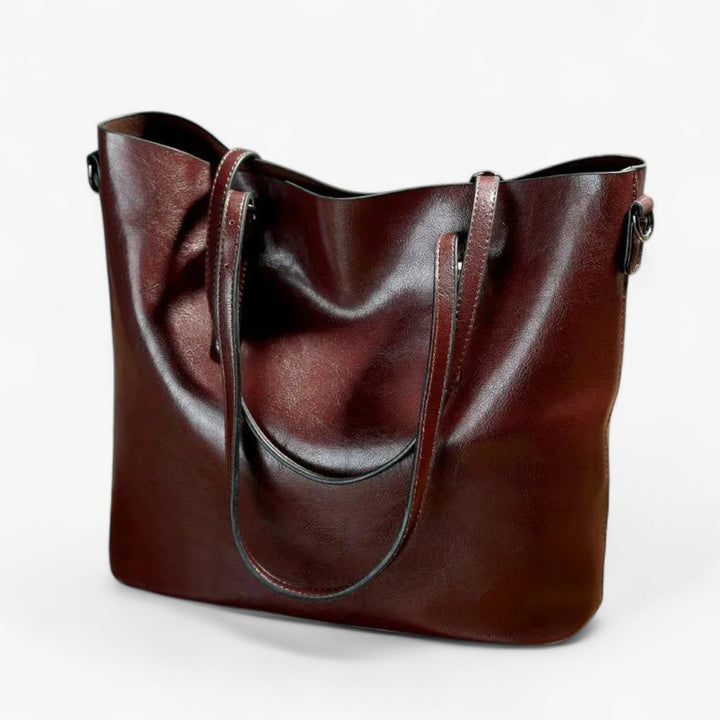 Donna con elegante borsa tote marrone e tracolla, ideale per un look quotidiano o come borsa da viaggio pratica.