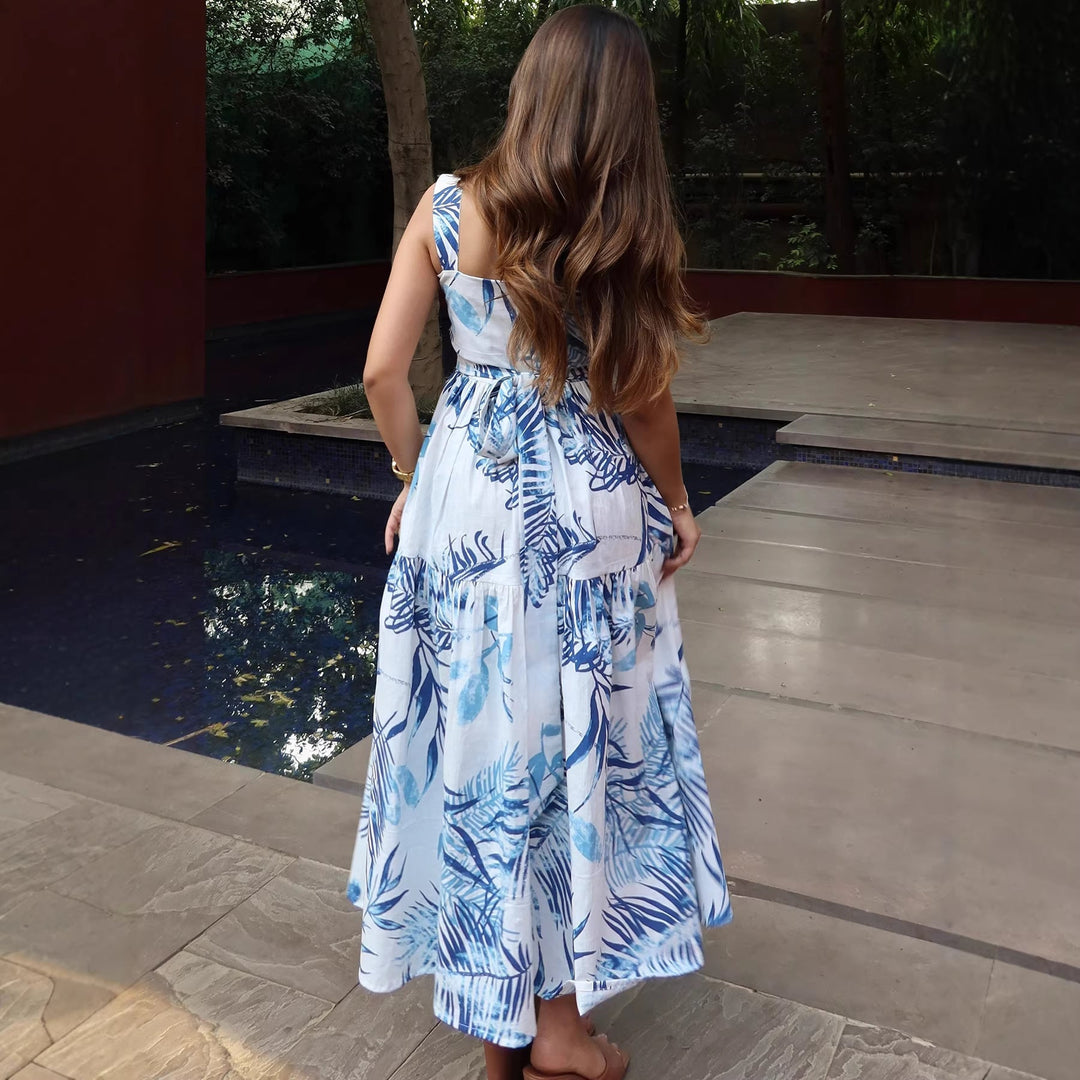 Abito lungo fluido donna estivo blu con stampa integrale, spalline sottili e vita alta per look casual chic.
