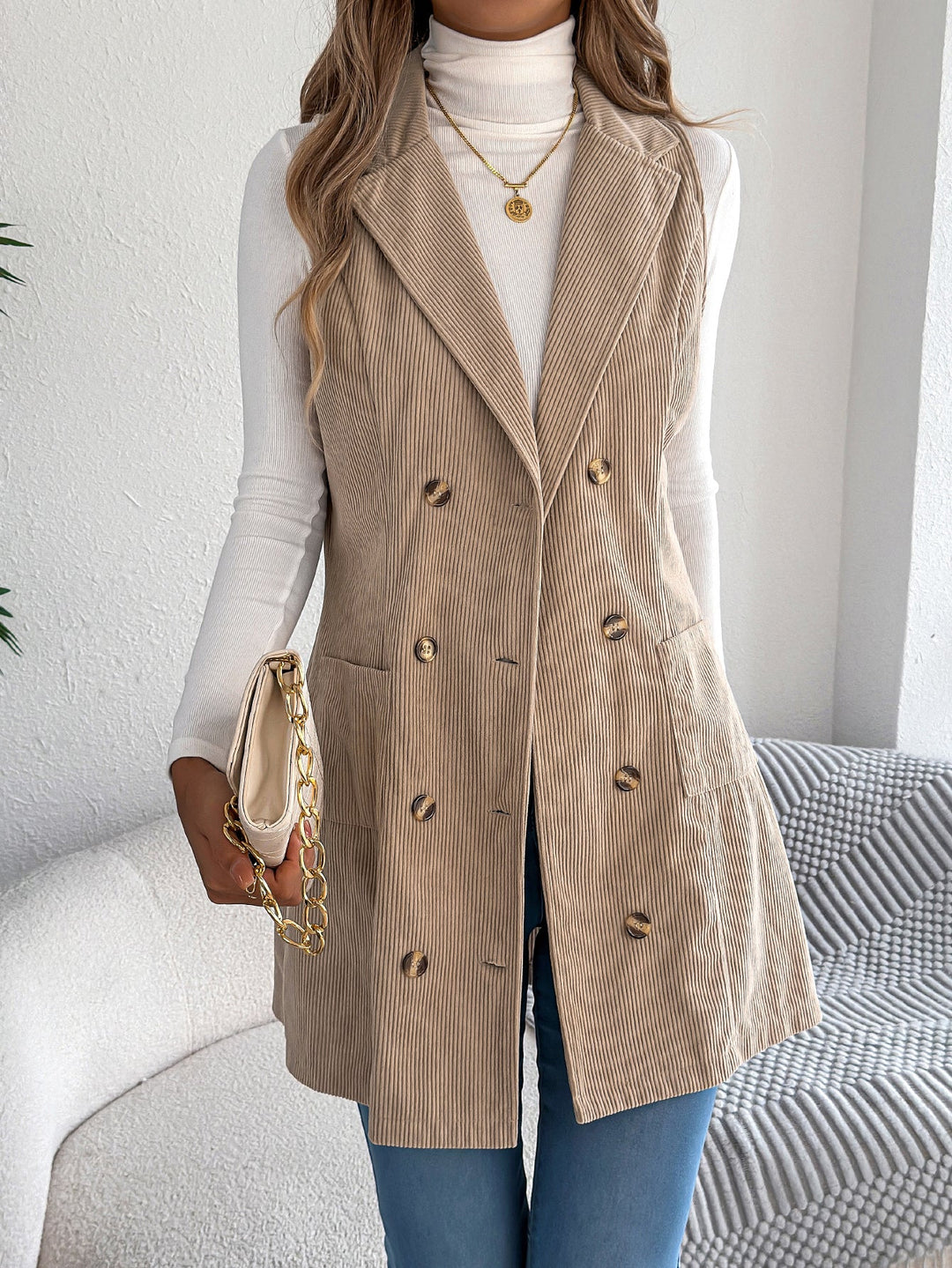 Gilet donna senza maniche con tasche, ideale per un outfit versatile ed elegante.