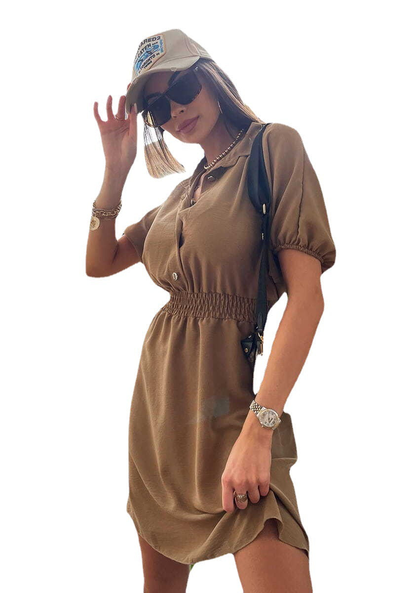 Vestito elegante donna che valorizza la figura, con vita definita e dettagli sartoriali raffinati.