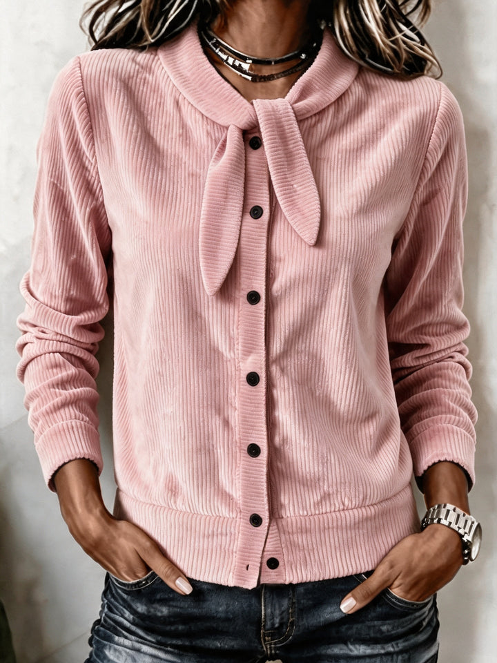 Elegante maglione da donna con fiocco in velluto e bottoni decorativi. Stile versatile.
