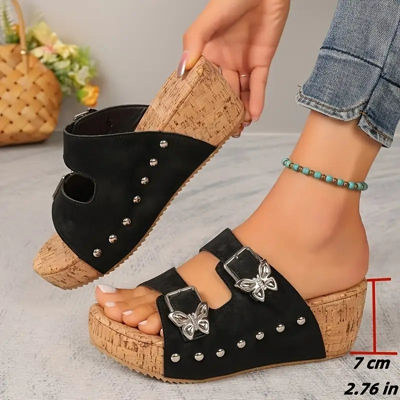 Moda sandali donna neri con zeppa, silhouette elegante e confortevole per l'estate. Dettaglio farfalla visibile.