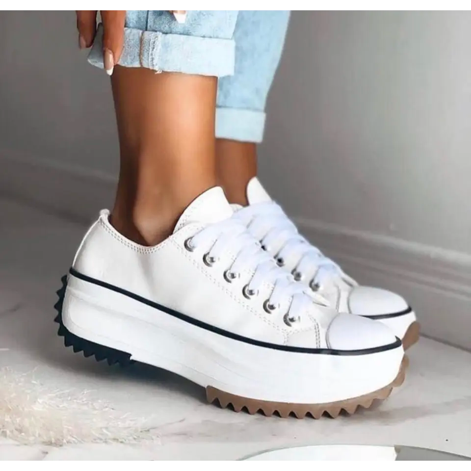Vista laterale sneakers donna plateau, suola alta moderna. Comfort e stile urbano per la moda casual estiva.