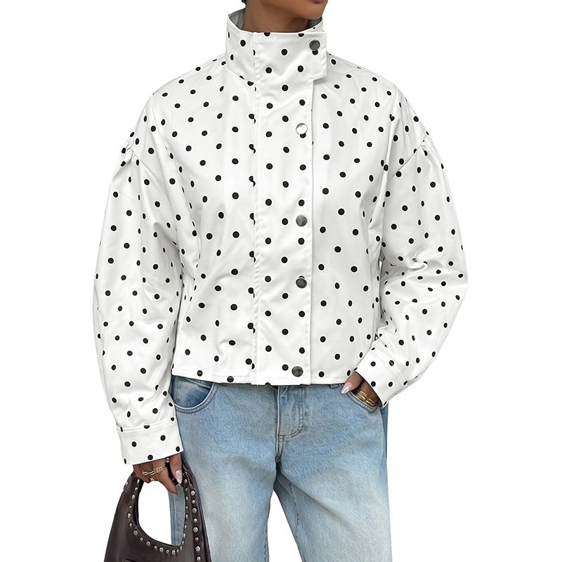 Cappotto donna a pois leggero indossato, stile casual per primavera e autunno. Giacca di mezza stagione elegante.