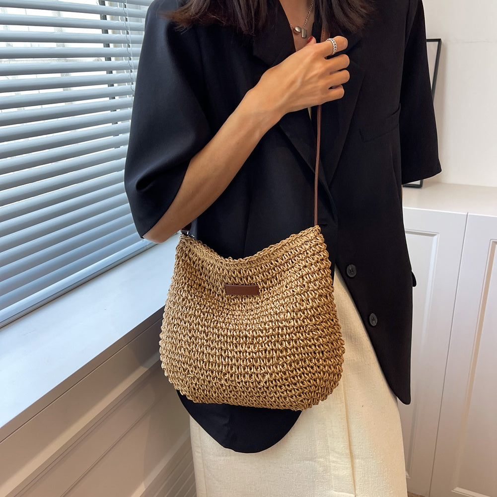 Borsa a spalla intrecciata donna, beige. Un accessorio versatile per la vita di tutti i giorni.