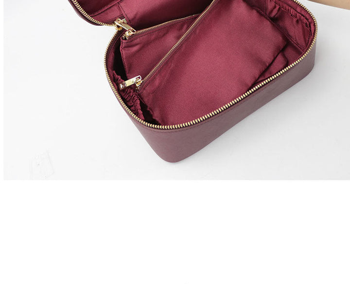 Compatto beauty case in vera pelle, ideale per la donna in viaggio, porta cosmetici e igiene.