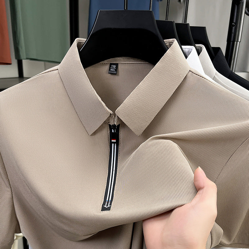 Polo uomo estiva casual con mezza zip e maniche corte. Comfort e stile moderno per abbigliamento estivo da uomo.