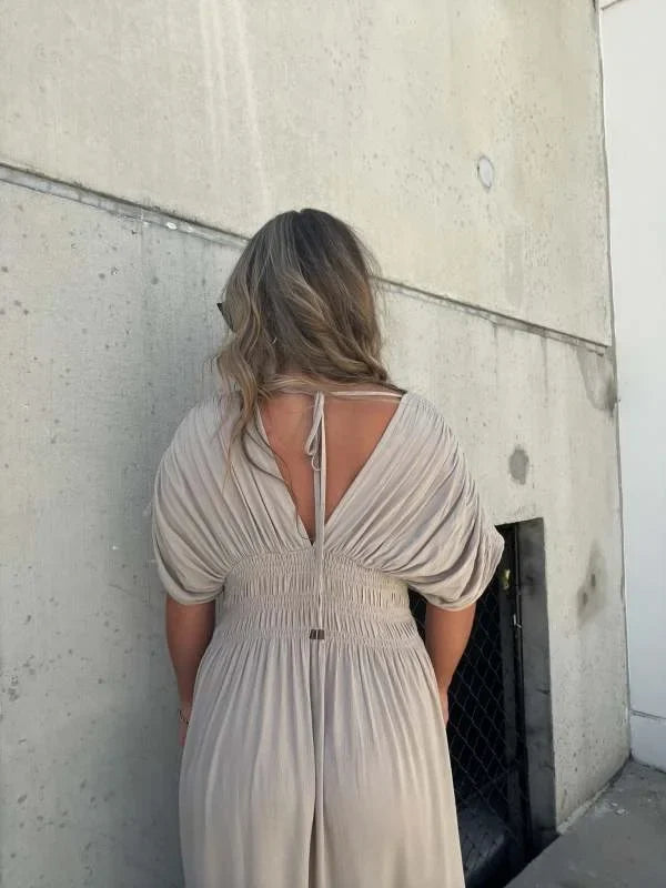 Abito donna elegante nero, vestito da sera con spacco e scollo a V per un look raffinato.