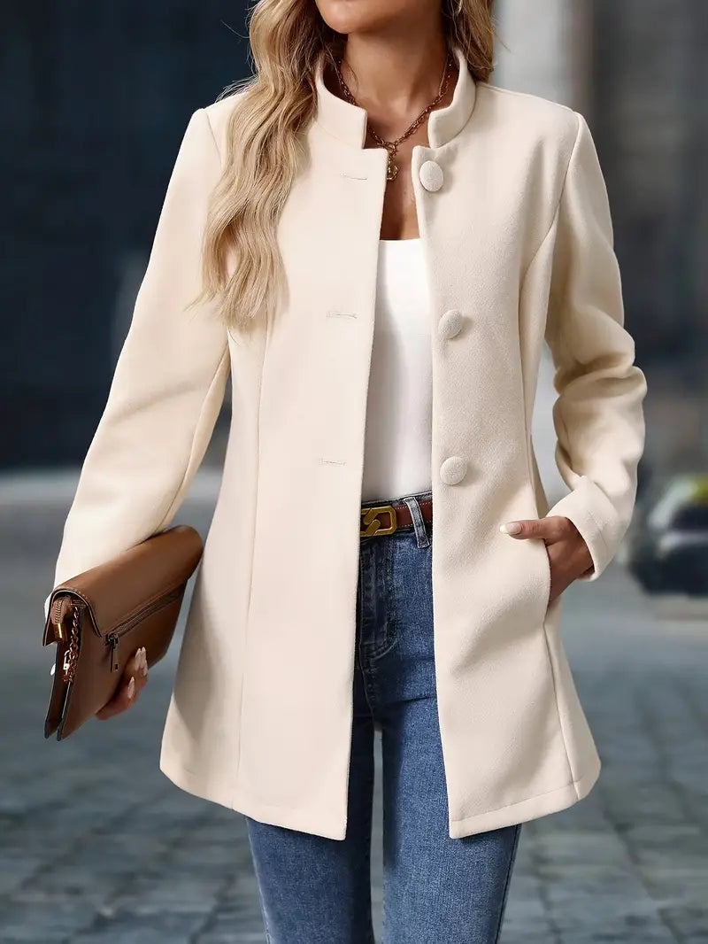 Cappotto invernale donna crema, collo alto. Bottoni classici, moda chic ed elegante.