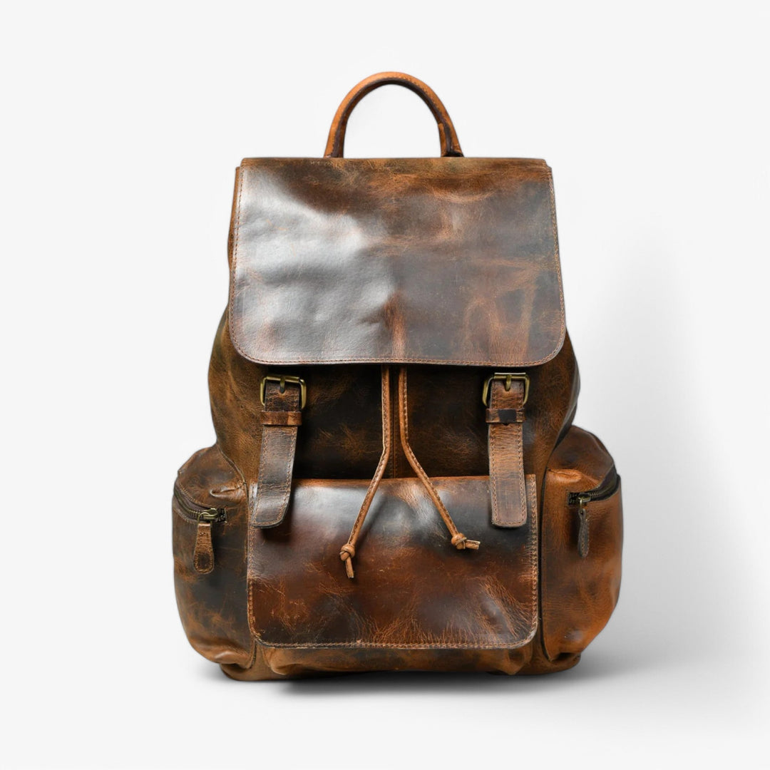 Elegante zaino marrone per adulti con chiusura a patta, perfetto per viaggi o avventure urbane.