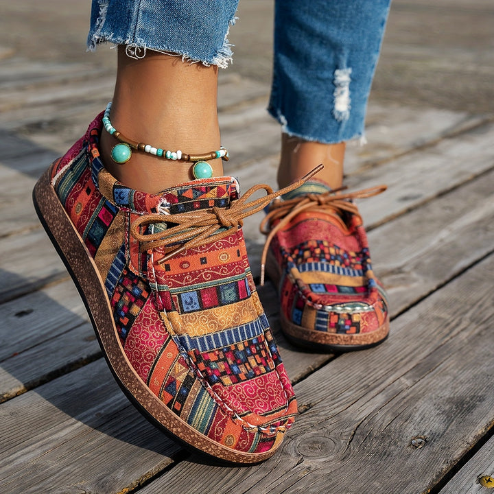 Sneakers leggere da donna con patchwork colorato, perfette per un look casual e alla moda.