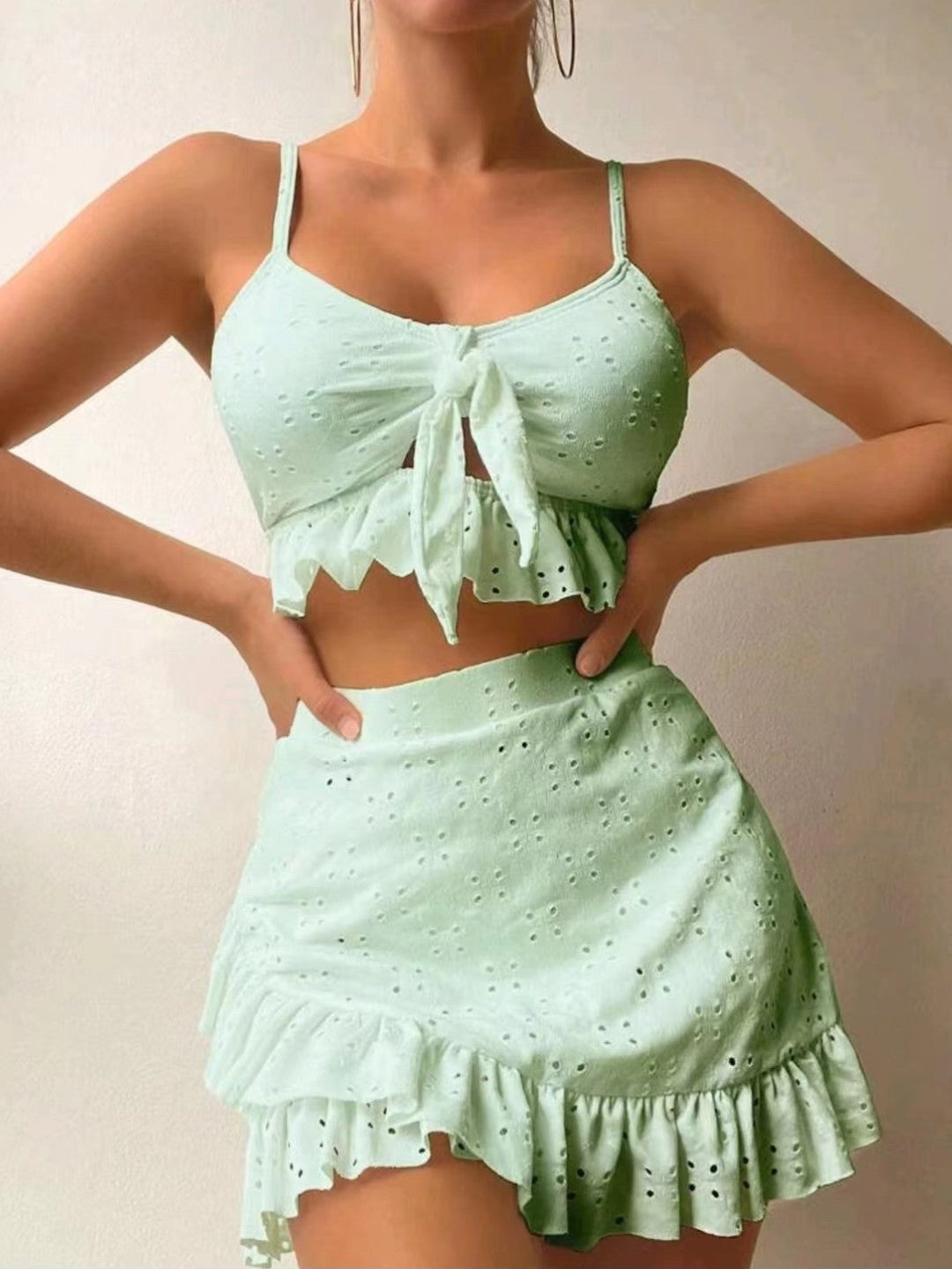 Set bikini donna elegante con dettagli increspati, include top, slip e copricostume per un look completo.
