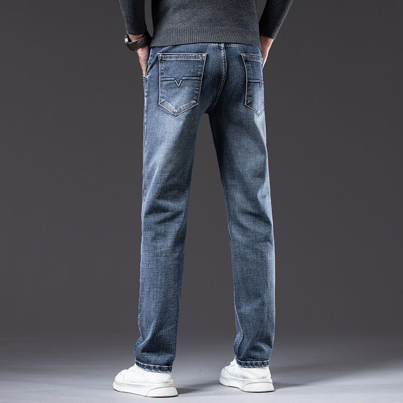 Pantaloni uomo in denim blu, gamba dritta e vita media. Vestibilità comoda e ampia per comfort casual.