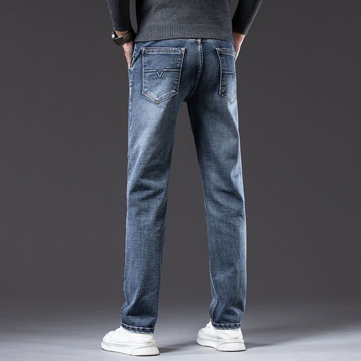 Pantaloni uomo in denim blu, gamba dritta e vita media. Vestibilità comoda e ampia per comfort casual.