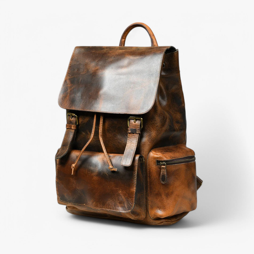 Zaino unisex marrone con patta, ideale per uso quotidiano, scuola o lavoro. Pratico e versatile.