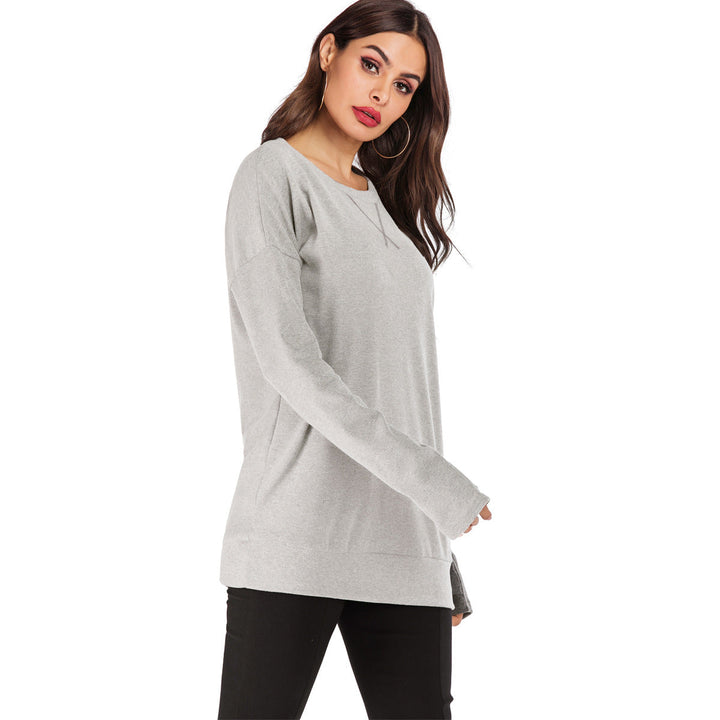 Dettaglio scollo rotondo del maglione pullover donna a tinta unita, vestibilità rilassata.