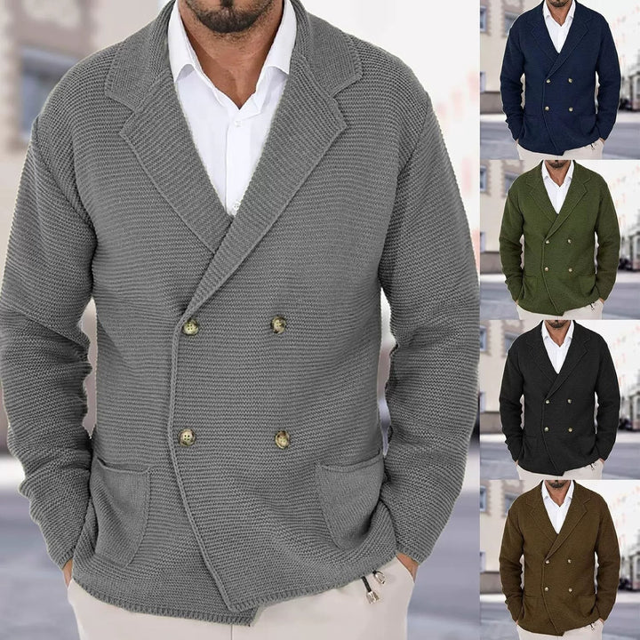 Cardigan uomo doppiopetto aderente con collo a revers, perfetto per un look elegante o casual maschile.