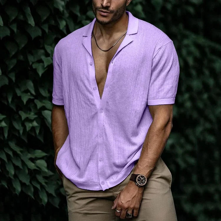 Dettaglio di camicia uomo leggera, traspirante e confortevole, con bottoni, per un'estate fresca.