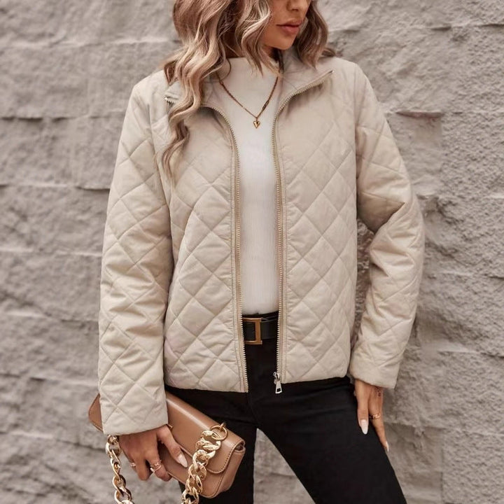 Cappotto donna elegante con motivo a diamante e vestibilità comoda. Ideale per stile casual chic o ufficio.