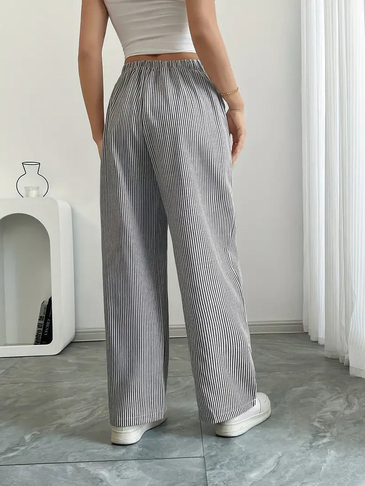 Eleganza estiva: pantaloni a righe donna, larghi e freschi, perfetti per il giorno e la sera.