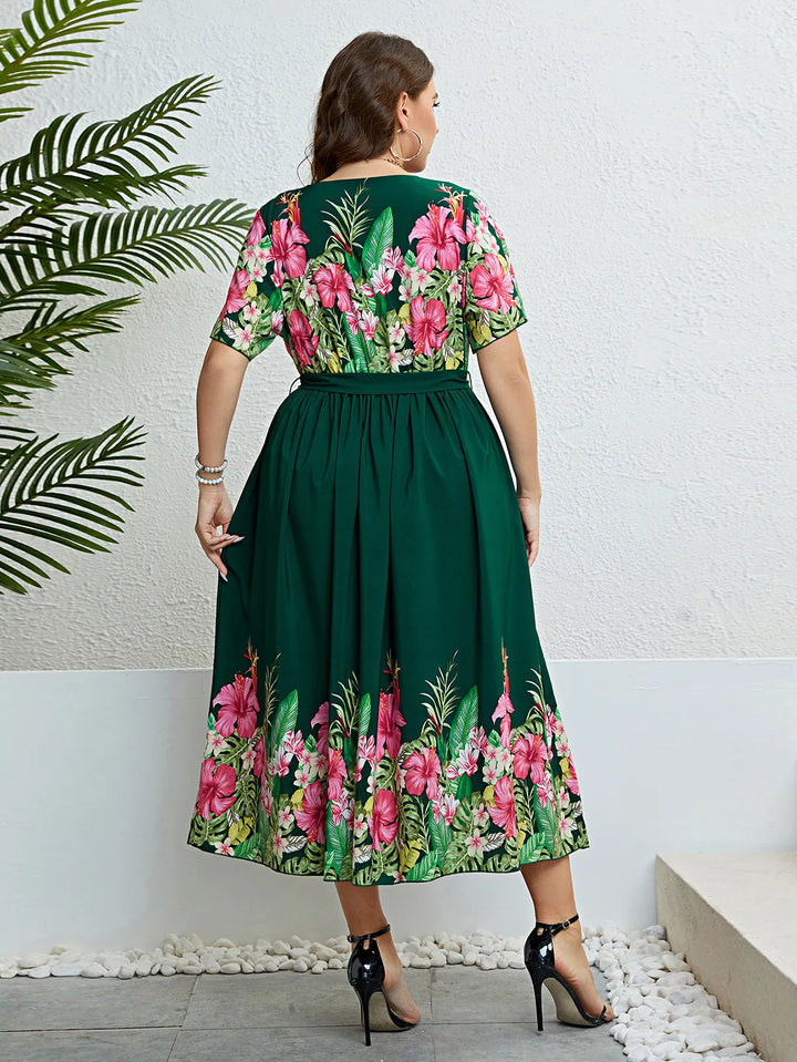 Lunghe abito estivo donna verde con stampa vivace, scollo girocollo e laccio regolabile in vita. Versatile per ogni occasione.