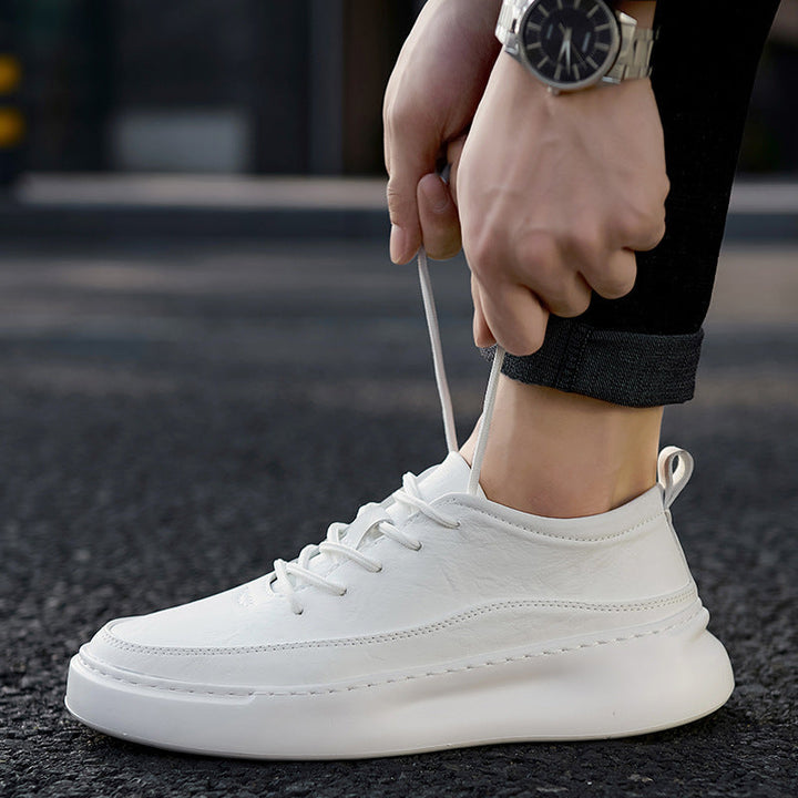 Calzature uomo sportive ed eleganti, ideali per passeggio e comfort con suola rialzata e design moderno.