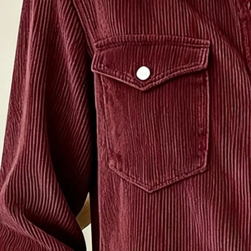 Vista frontale: camicia donna in velluto a coste con abbottonatura e tasche. Ideale per un outfit casual.