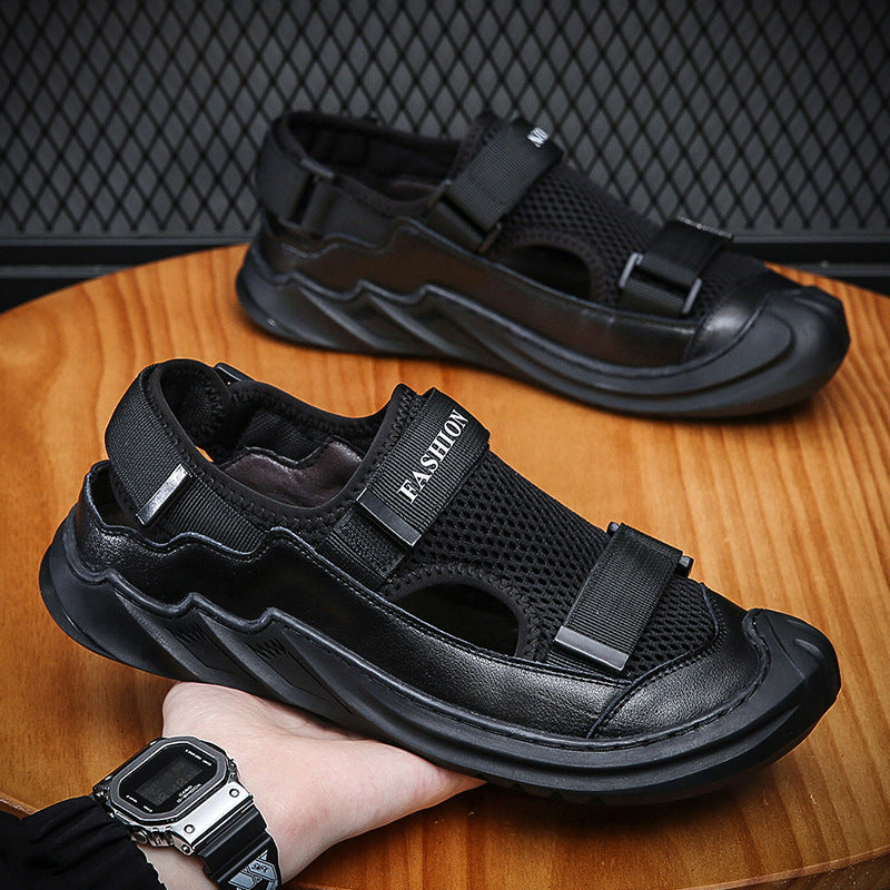 Comodi sandali estivi neri da uomo con punta chiusa e chiusura a strappo in velcro, perfetti per esterno.