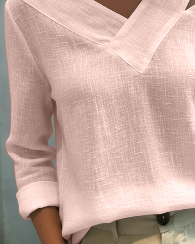 Elegante blouse donna nera con scollo a V asimmetrico, perfetta per serate e occasioni formali.
