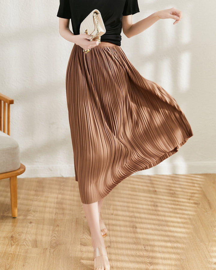 Gonna a pieghe midi da donna, capo moda versatile per creare look eleganti o casual.