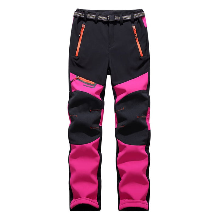 Primo piano del tessuto impermeabile sui pantaloni da sci unisex, caldi per l'inverno in montagna.