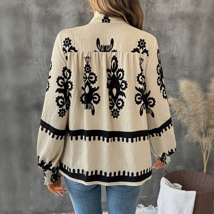 Blusa donna pullover con distintiva stampa etnica, maniche a lanterna e colletto alto. Stile etnico e comodo.