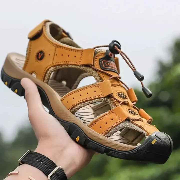 Vista laterale dei sandali uomo all-terrain, mostra la suola ammortizzata e i cinturini regolabili per aderenza.