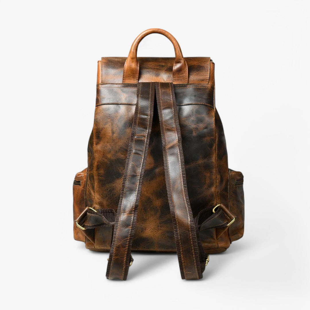 Zaino pratico marrone unisex con patta, design moderno per un look casual quotidiano e resistente.