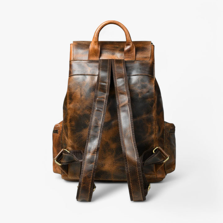 Zaino pratico marrone unisex con patta, design moderno per un look casual quotidiano e resistente.