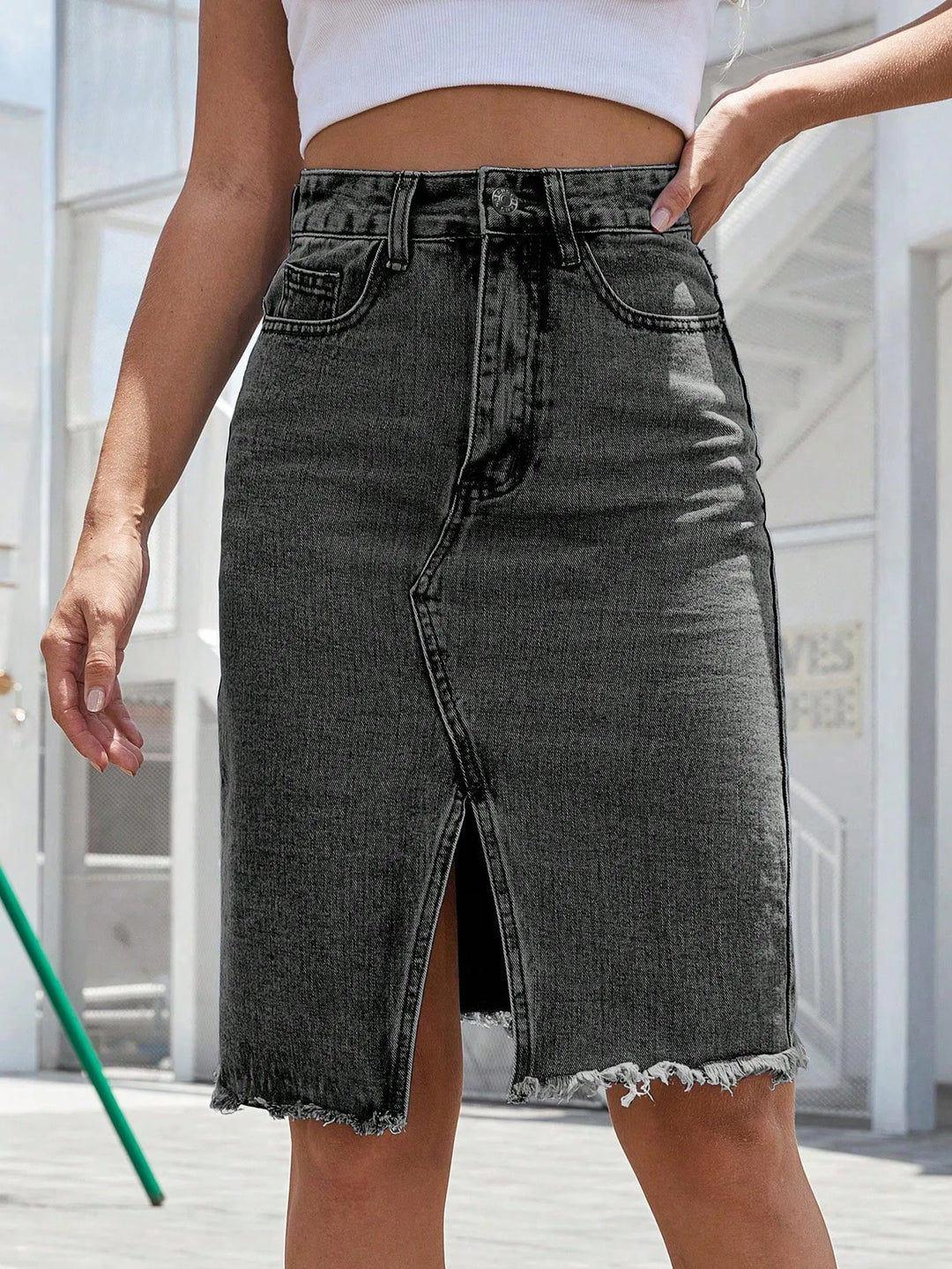 Gonna nera a vita alta con spacco. Moda donna versatile per un outfit casual chic autunnale o primaverile.