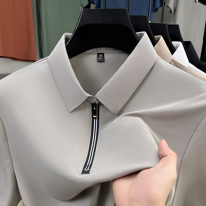 Polo uomo nera estiva mezza zip, maniche corte. Ideale per un look aderente, elegante e contemporaneo.