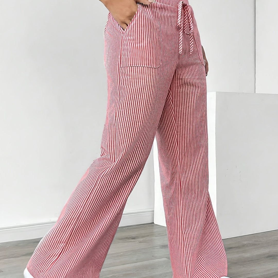 Pantaloni fluidi a righe da donna, vita alta e gamba larga, ideali per look da giorno o serali estivi.