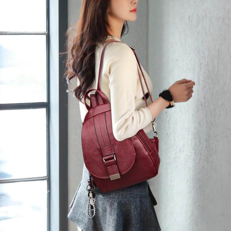 Zaino mini donna in similpelle morbida, elegante e compatto per un look casual.
