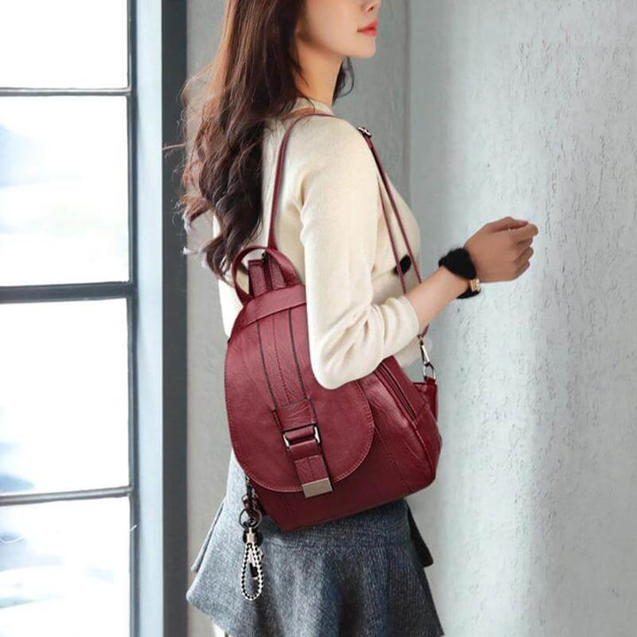 Zaino mini donna in similpelle morbida, elegante e compatto per un look casual.