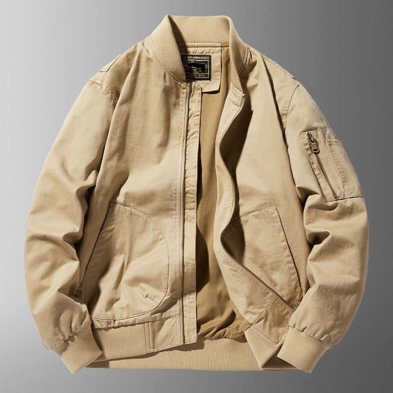 Moda uomo: giubbotto bomber a collo alto, vestibilità rilassata. Giacca casual perfetta per le stagioni di transizione.