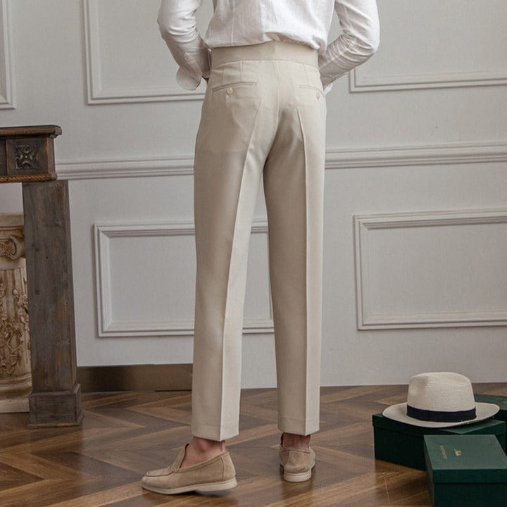 Abito uomo: pantaloni dritti e senza pieghe, vestibilità vita media, eleganza assicurata.