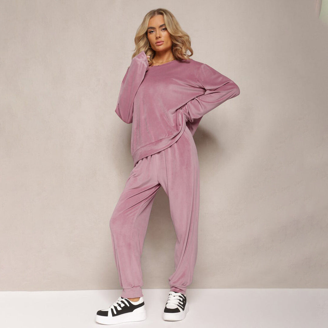 Donna che indossa completo casual due pezzi, top e pantaloni dritti, per un look rilassato ed elegante.